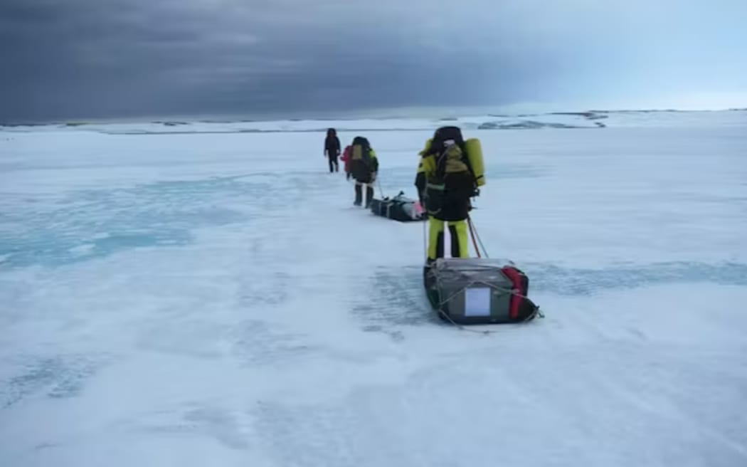Des scientifiques traversent de la glace de sol lisse pour prélever des carottes près de la station Casey, en Antarctique.