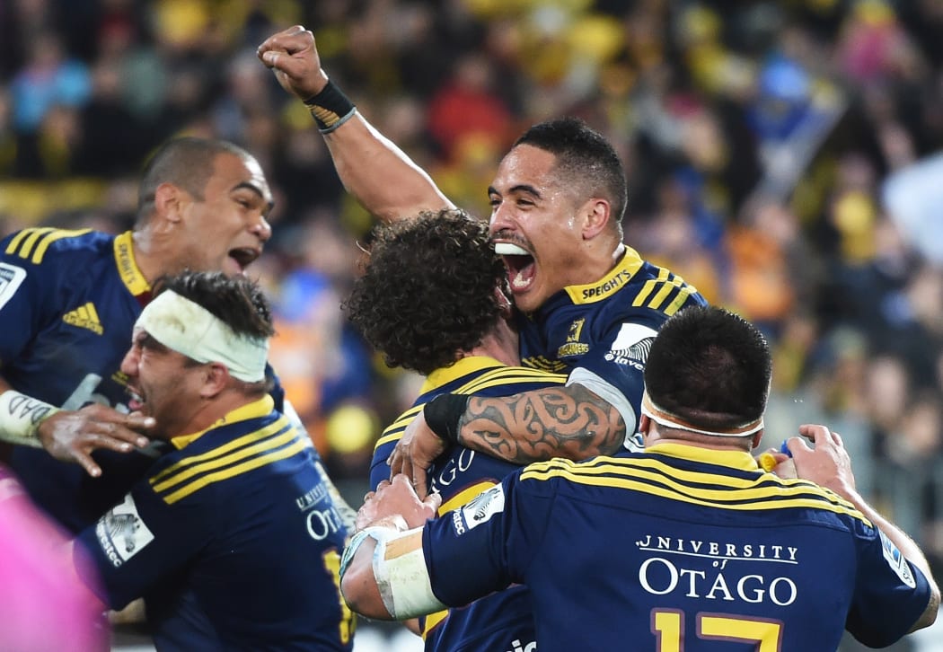 The Highlanders after beating the Hurricanes in the Super 15 final.