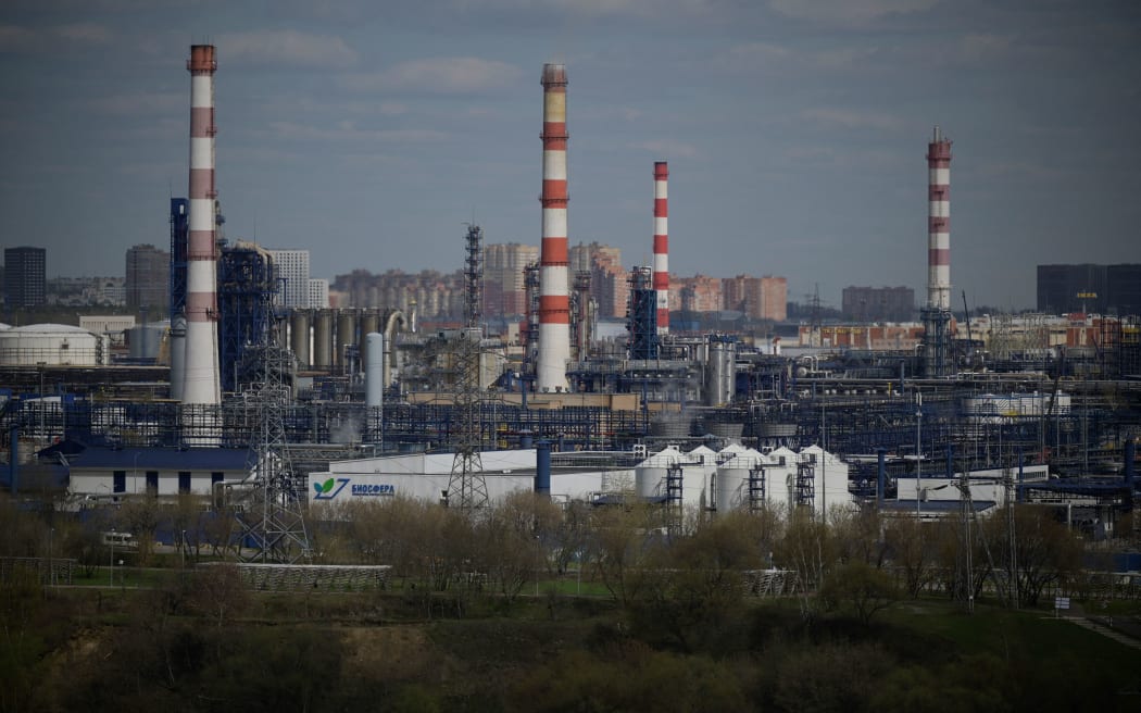 Вид на Московский нефтеперерабатывающий завод российского производителя нефти «Газпром нефти» на юго-восточной окраине Москвы 28 апреля 2022 года.