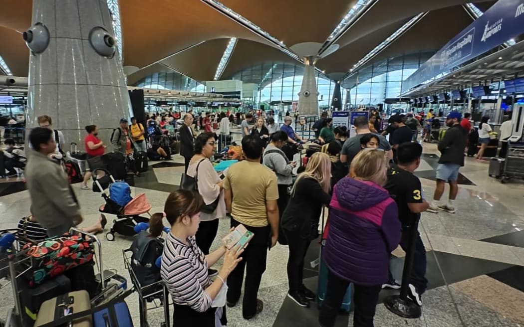 1 月 27 日星期五，奥克兰机场因洪水而在吉隆坡机场排队。