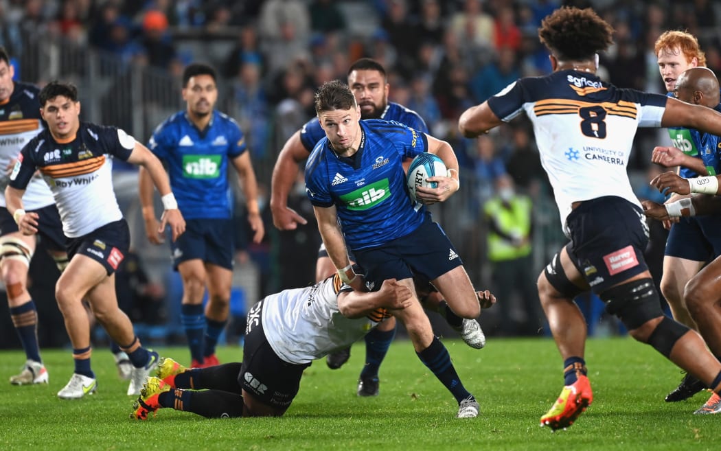 The Blues o włos pokonali Brumbies, aby zapewnić sobie miejsce w finale Super Rugby w Nowej Zelandii
