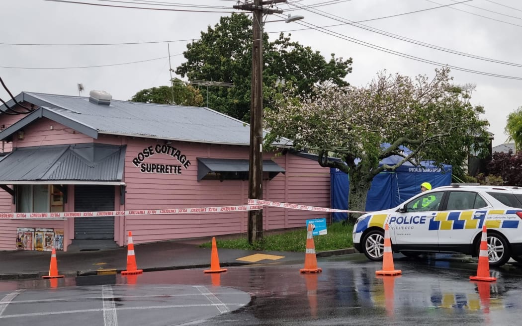 警察在奥克兰郊区桑德灵厄姆的一家乳品店外，一名男子被刺死。