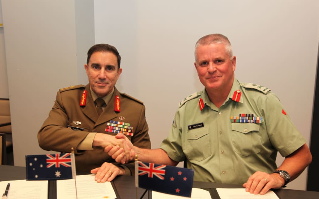 Australian Chief of Army Lieutenant General Simon Stuart (left) and Chief of the New Zealand Army Major General John Boswell.