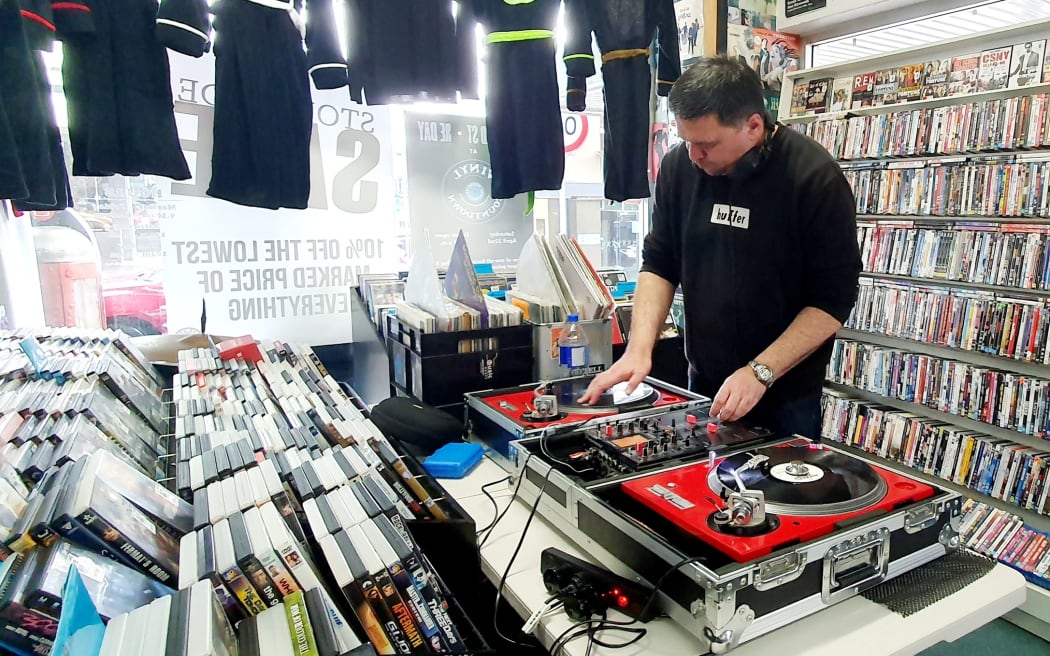 DJ grający w Record Store Day w programie Vinyl Countdown.