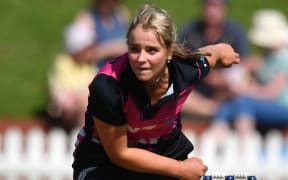 Jess Kerr bowls for the White Ferns.