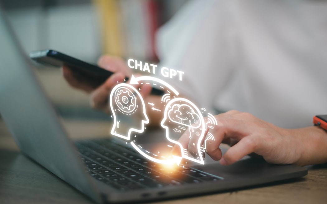 ChatGPT chatea con IA o Inteligencia Artificial.  mujer hablando con una IA inteligente o inteligencia artificial usando un chatbot de inteligencia artificial desarrollado por OpenAI.