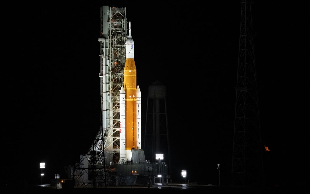 ในภาพเอกสารแจกที่เผยแพร่โดย NASA นี้ จรวด Artemis ที่บรรทุกยานอวกาศ Orion ถูกพบเห็นบนเครื่องยิงจรวดแบบเคลื่อนที่บน Launch Pad 39B ที่ Kennedy Space Center ใน Cape Canaveral รัฐฟลอริดา เมื่อวันที่ 29 ส.ค. 2022 ขณะที่ Artemis I เปิดตัวทีม :  โหลดเครื่องยนต์แช่แข็งมากกว่า 700,000 แกลลอนในขณะที่การนับถอยหลังเริ่มต้นดำเนินไป  เอเอฟพี/โจเอล คอฟสกี้/นาซ่า 