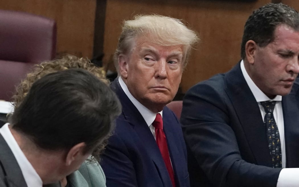 El expresidente estadounidense Donald Trump comparece ante el Tribunal Penal de Manhattan en Nueva York el 4 de abril de 2023. - El expresidente estadounidense Donald Trump llega para una histórica comparecencia ante el tribunal en Nueva York el martes, enfrentándose a cargos penales que amenazan con derrocar al Partido Blanco de 2024. raza doméstica.  (Foto de Seth WENIG/POOL/AFP)