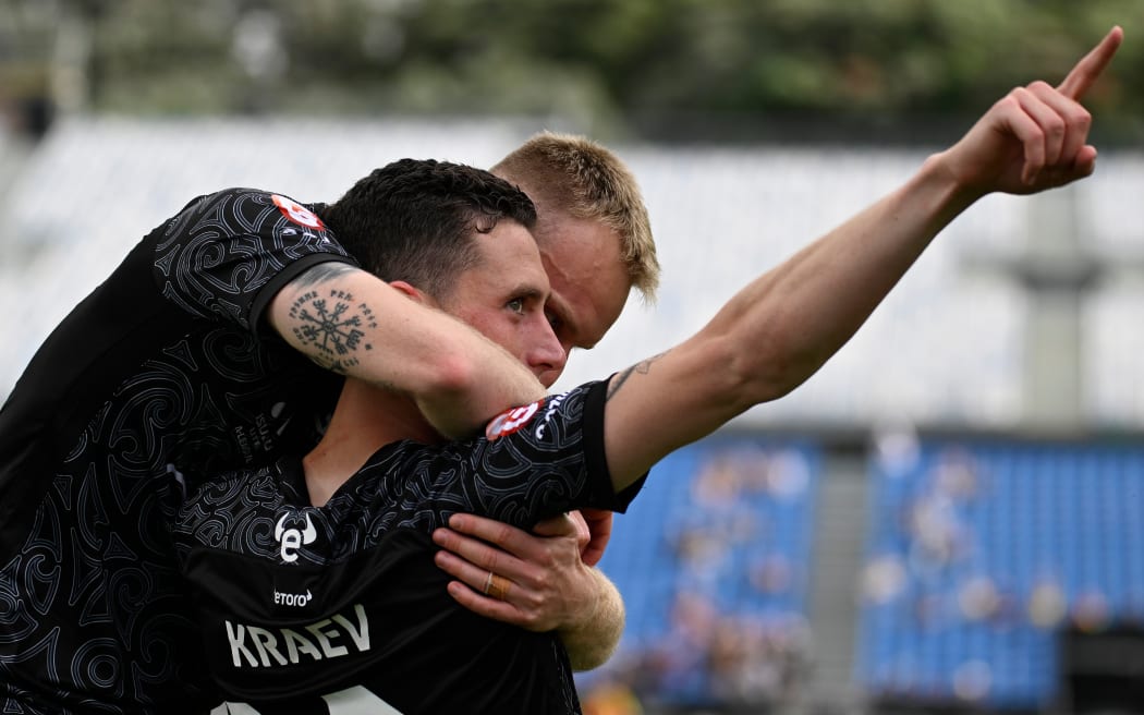 博日達爾·克拉耶夫 (Bozhidar Kraev) 在奧克蘭惠靈頓鳳凰隊 (Wellington Phoenix) 和墨爾本城足球俱樂部 (Melbourne City FC) 之間的 A 聯賽男子聯賽中慶祝自己的進球。