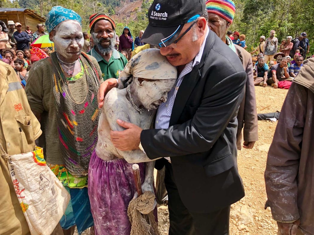 PNG Prime MInister Peter O'Neill consoles a woman in earthquake-affected Hela province.