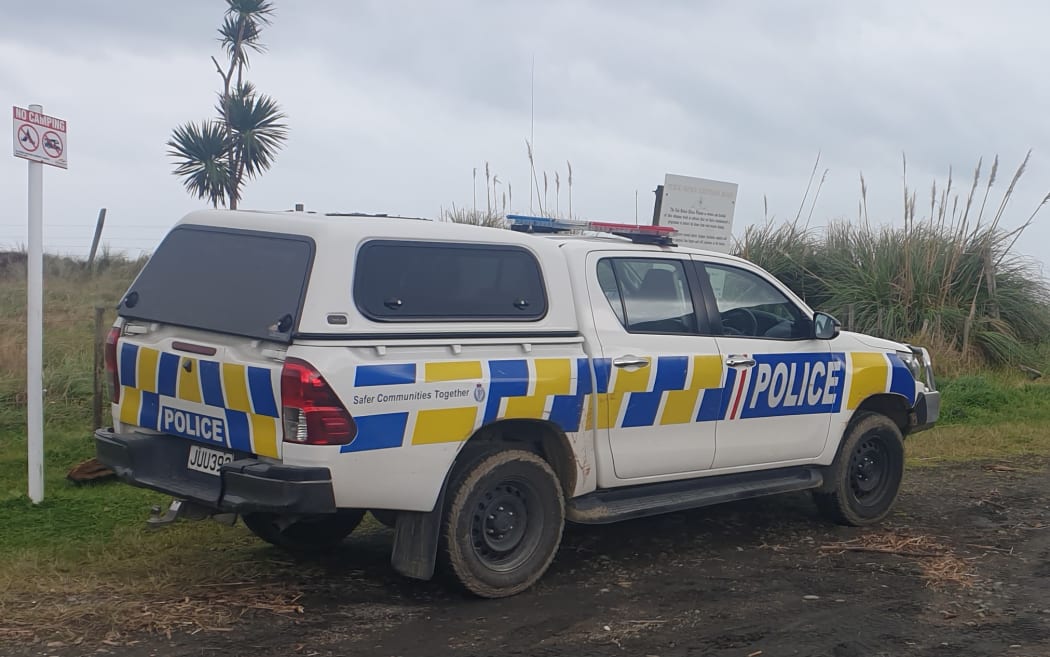 ניידת משטרה חונה בחוף Kiritehere.