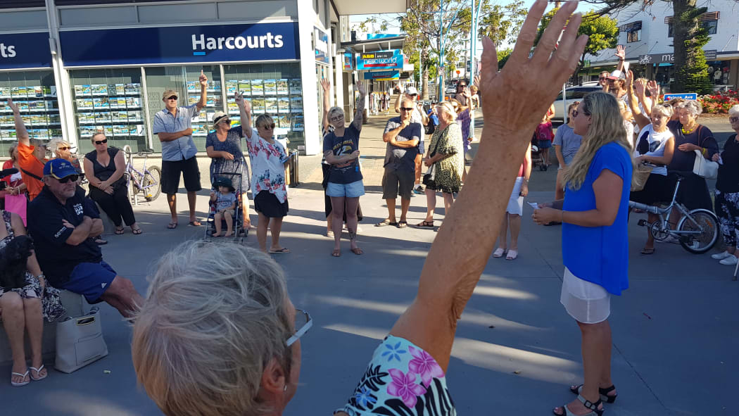 A show of hands at community meeting on about Te Papa o Ngā Manu Porotakataka.