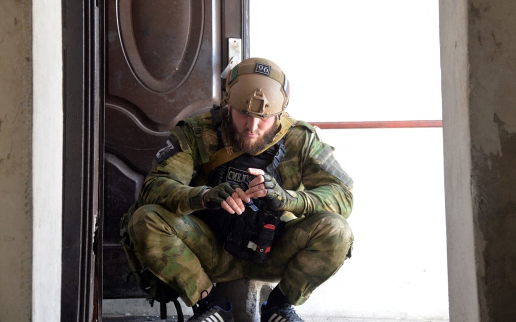 Luhansk Komichovakha yerleşimindeki St. George Kilisesi'nde Uzman Polis Alayı Akhmad Kadırov'un askeri.  Rus kuvvetleri şu anda bölgede güçlü bir şekilde ilerliyor.