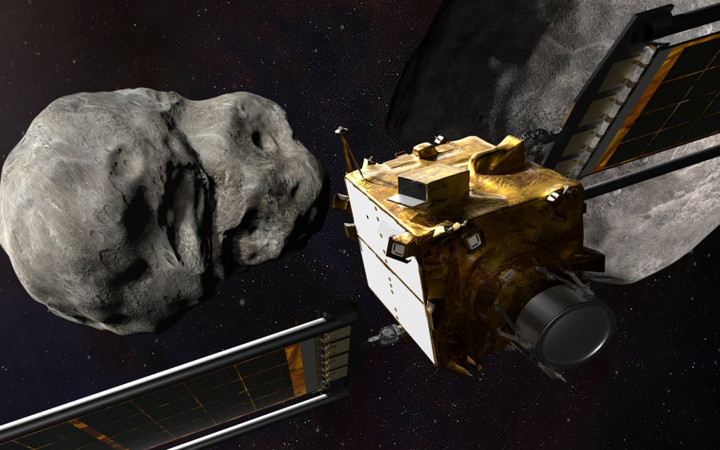 La ilustración de este artista muestra la nave espacial DART desde atrás antes del impacto en el sistema binario Didymos.  La NASA planea estrellar una nave espacial contra un asteroide el próximo año en una prueba de "defensa planetaria."