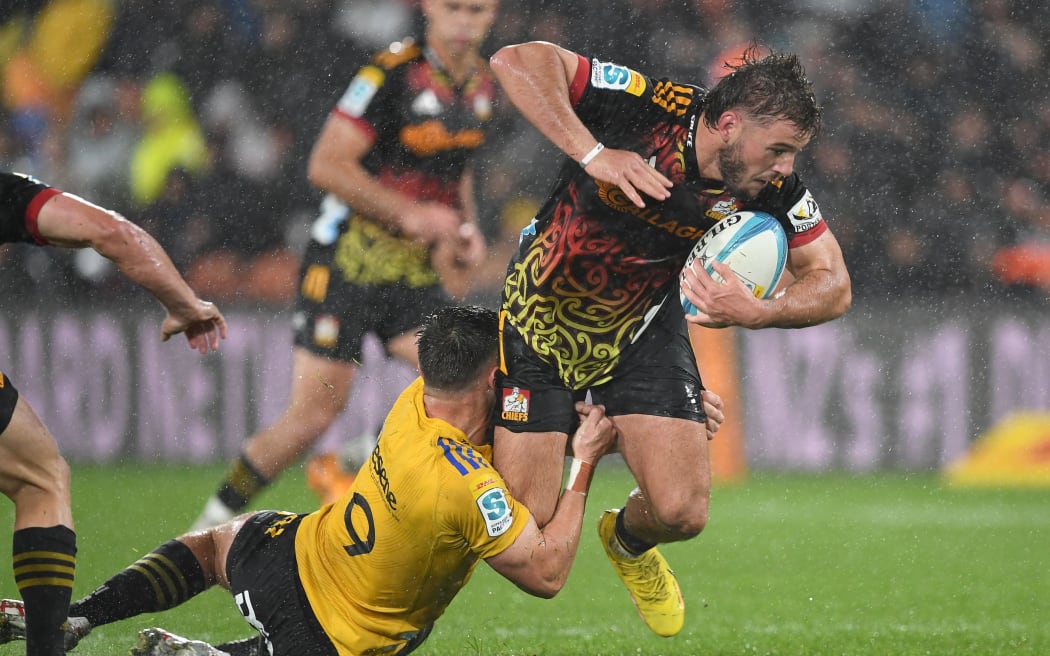 Chiefs outmuscle Hurricanes in Hamilton slogfest | RNZ News
