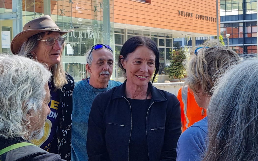 Lawyer Sue Grey (centre), who is also an anti-vaccine campaigner, outside the Nelson District Court on 13 December 2022, after Judge Zohrab ordered her to be removed from court after ongoing disruption.