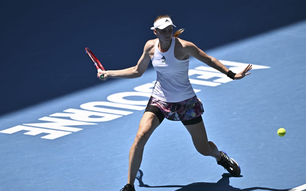 Kazakhstan's Elena Rybakina hits a return against Poland's Iga Swiatek during their women's singles match on day seven of the Australian Open tennis tournament in Melbourne on January 22, 2023. (Photo by ANTHONY WALLACE / AFP) / -- IMAGE RESTRICTED TO EDITORIAL USE - STRICTLY NO COMMERCIAL USE --