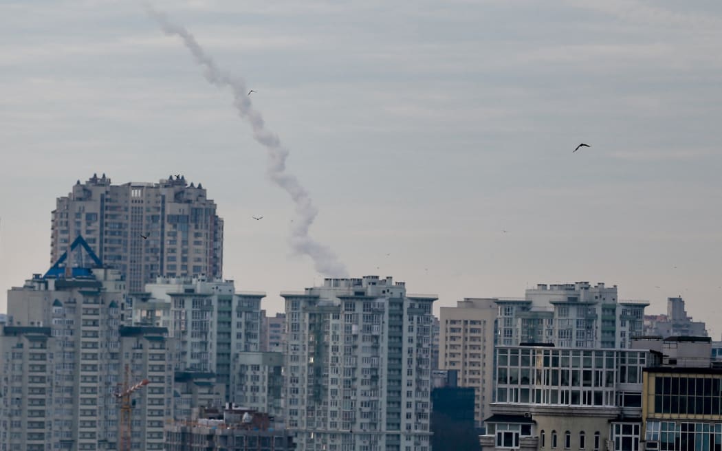 Bir hava savunma sistemi, 29 Aralık 2022'de Ukrayna'nın Kiev kentinde Rus kuvvetleri tarafından fırlatılan bir füzeyi önledi.