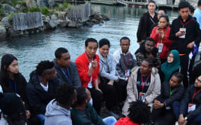 Joko Widodo with students in Wellington