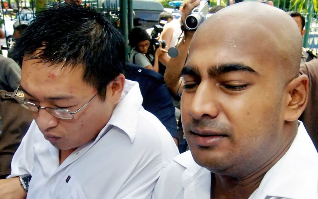 Australians Myuran Sukumaran (R) and Andrew Chan (L), the two ringleaders of the "Bali Nine" drug ring, are moved by police for prison after their verdicts were announced in Denpasar, on Bali island, 14 February 2006.
