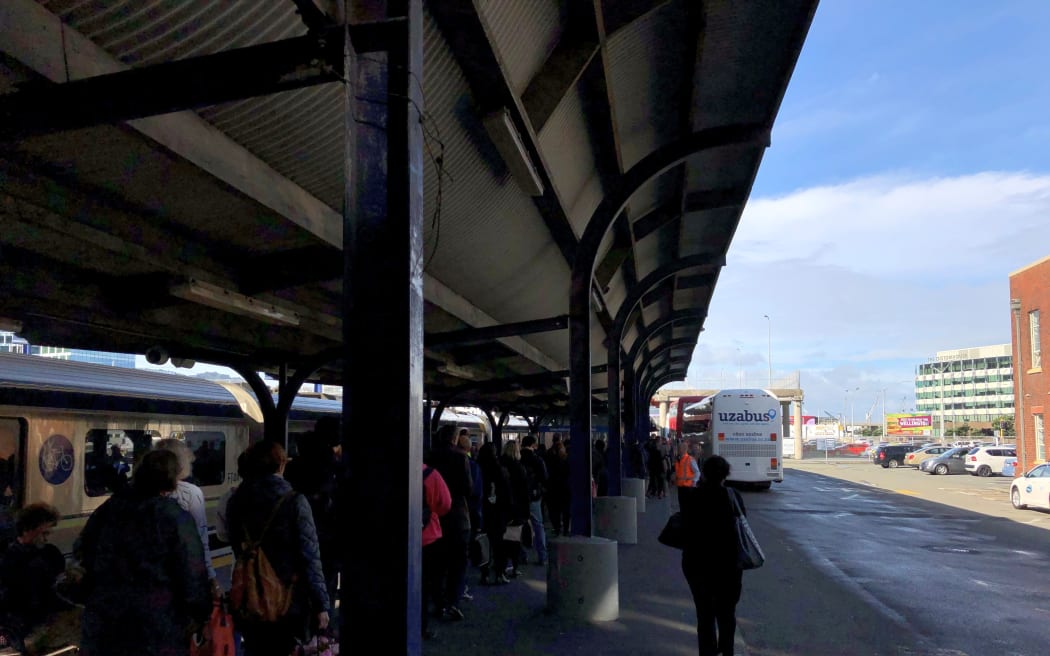 Public transport headaches greet commuters returning to work | RNZ News