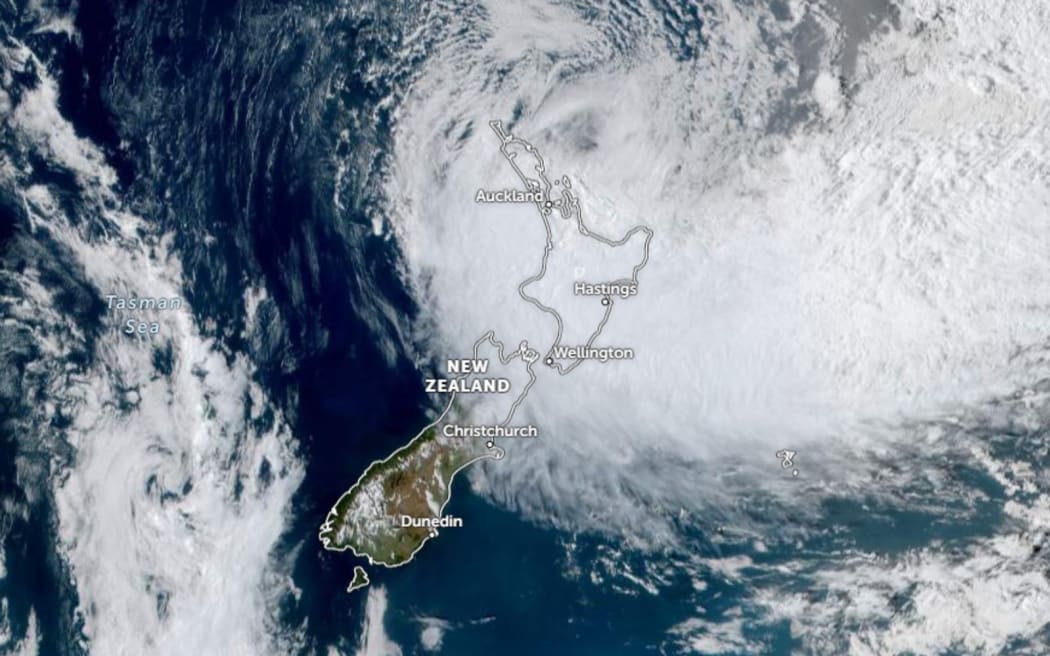 Cyclone Gabrielle: Flooding and land slips isolate some Auckland regions |  RNZ News