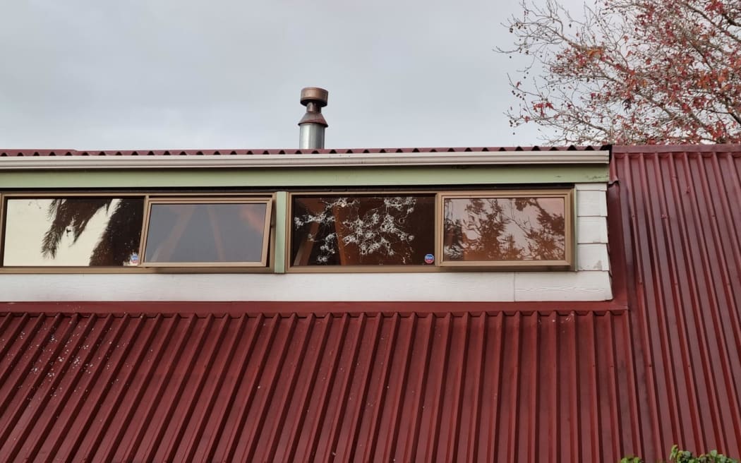 在奥克兰郊区发生一连串枪击事件后，帕帕托托凤凰城一所房子的窗户上出现弹孔。