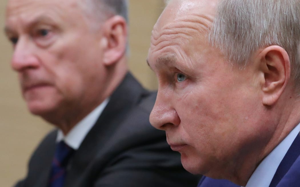 El presidente ruso, Vladimir Putin, acompañado por el secretario del Consejo de Seguridad de Rusia, Nikolai Patrushev, se reúne con el secretario general del Consejo de Seguridad Nacional de Japón en la residencia de Novo-Ogaryovo, en las afueras de Moscú, el 16 de enero de 2020. (Foto de Mikhail KLIMENTYEV / SPUTNIK / AFP)