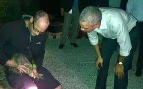 Former US ambassador Mark Gilbert posted an image of Obama coming face-to-face with a kiwi bird.