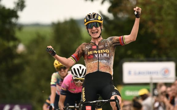 A amazona holandesa da equipe Jumbo Visma, Marianne Vos, comemora enquanto pedala até a linha de chegada para vencer a Etapa 2 da corrida de ciclismo feminina de 2022 do Tour de France.