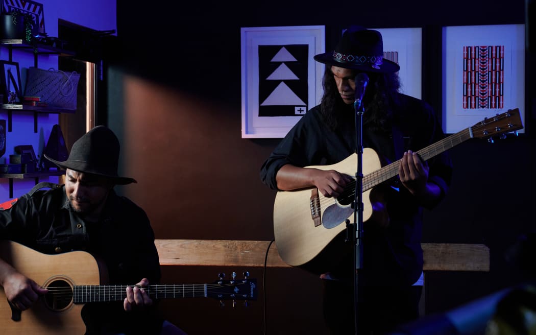 Harry and guitarist Darrah Rīhari-Cook