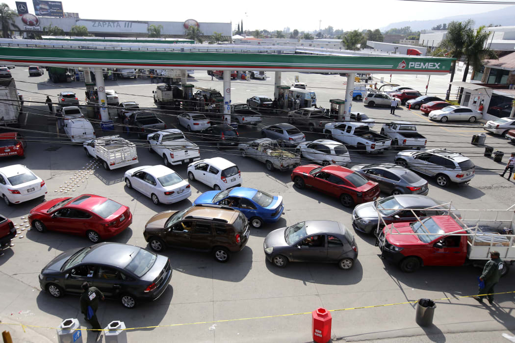 Motorists queue at a Pemex service station in Zapopan, Jalisco State, Mexico, on January 18, 2019 as a controversial government crackdown to fight fuel theft has led to severe gasoline and diesel shortages across much of the country.