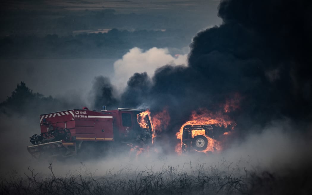 سيارات الإطفاء تحترق في حريق هائل في مونت داريز خارج بروسبارت ، غرب فرنسا في 19 يوليو 2022.