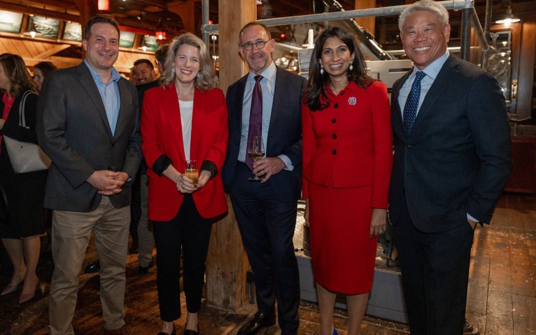 La britannique Suella Braverman avec Andrew Little et d'autres officiels.