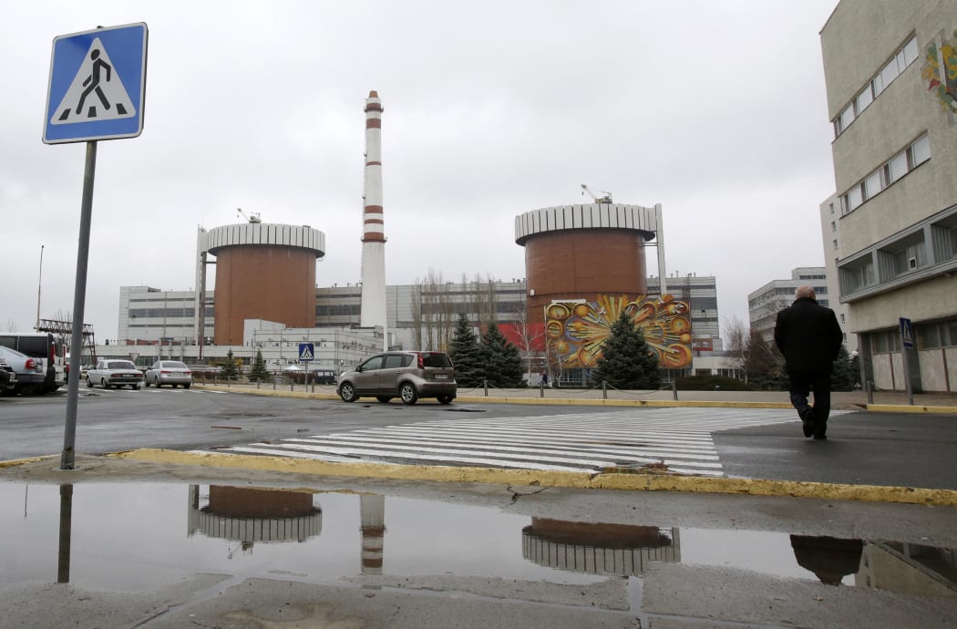 Behauptet, dass russische Truppen das Kernkraftwerk Saporischschja vom Stromnetz trennen wollen
