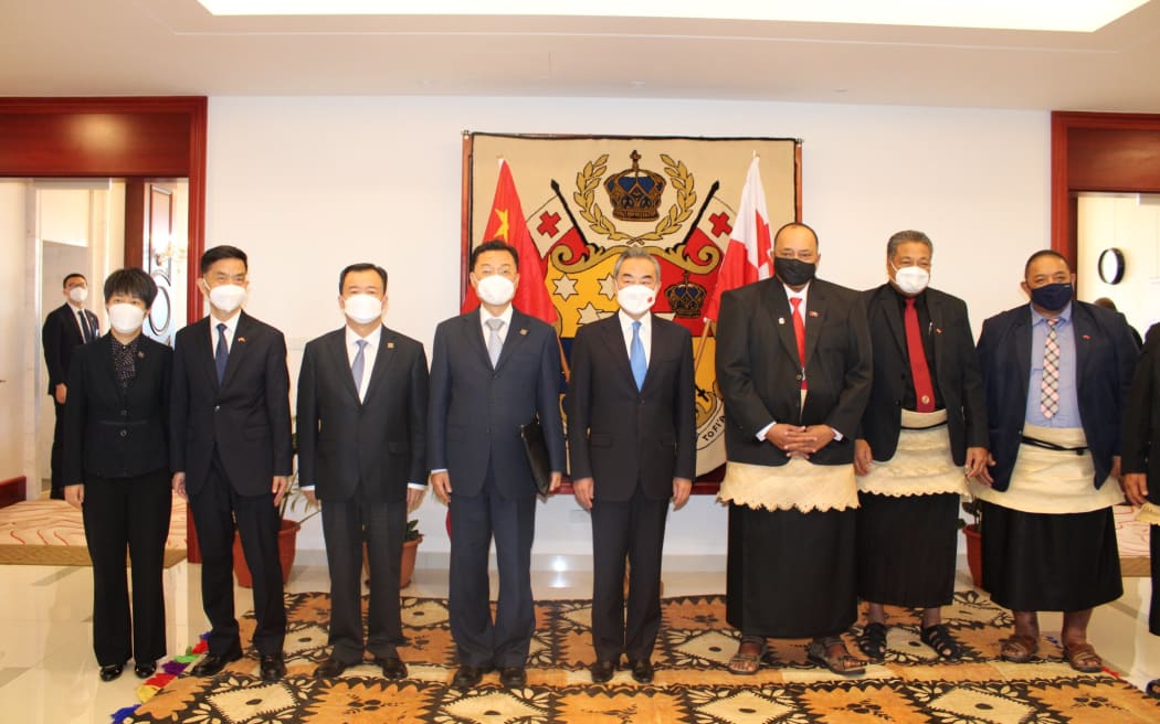 Chinese and Tongan officials in Nuku'alofa