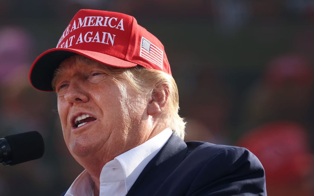 GREENWOOD, NE - 01 MAI: L'ancien président Donald Trump s'adresse à ses partisans lors d'un rassemblement sur l'I-80 Speedway le 1er mai 2022 à Greenwood, Nebraska.  Trump soutient Charles Herbster dans la course au poste de gouverneur du Nebraska.  Scott Olson/Getty Images/AFP (Photo de Scott Olson/Getty Images Amérique du Nord/Getty Images via AFP)