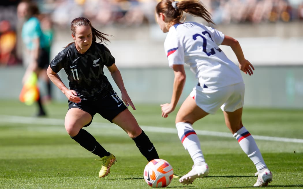 Olivia Chance de Nueva Zelanda y Emily Fox de EE. UU. durante un partido amistoso internacional femenino entre New Zealand Football Ferns y EE. UU.