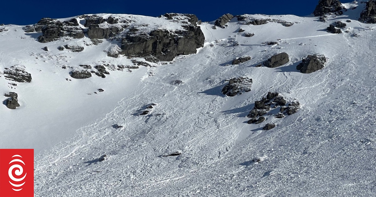 Avalanche near-misses prompt warning to backcountry skiers - Vimarsana News