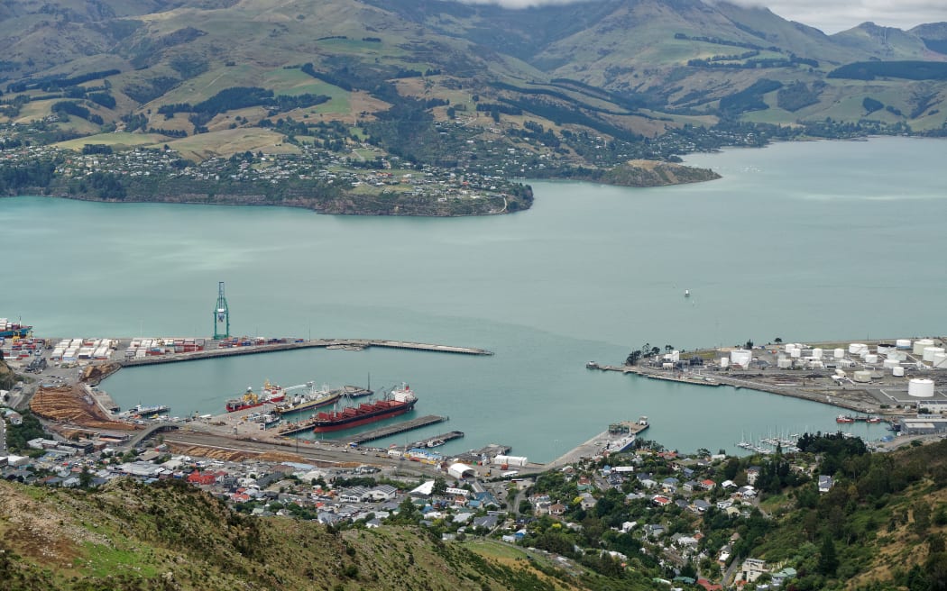 Port Hills'ten görüldüğü şekliyle Lyttelton Limanı.