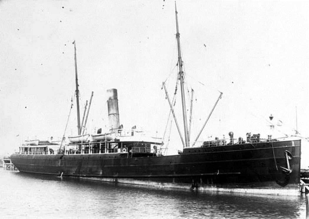 The steamship Talune at the Napier breakwater in 1908.