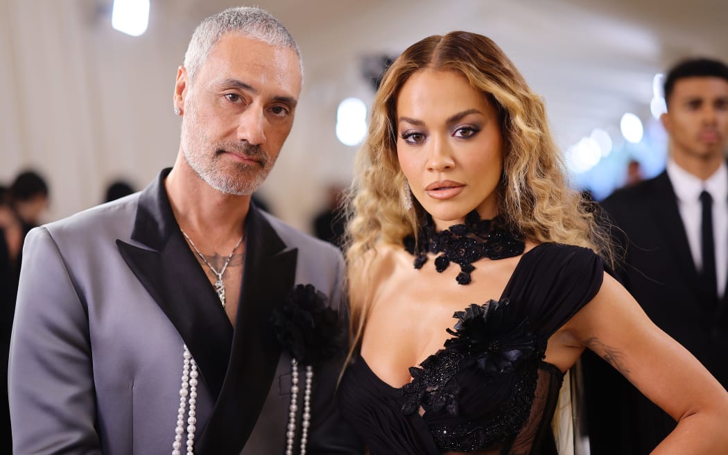 NOWY JORK, NY — MAJ 01: (LR) Taika Waititi i Rita Ora na Met Gala 2023 