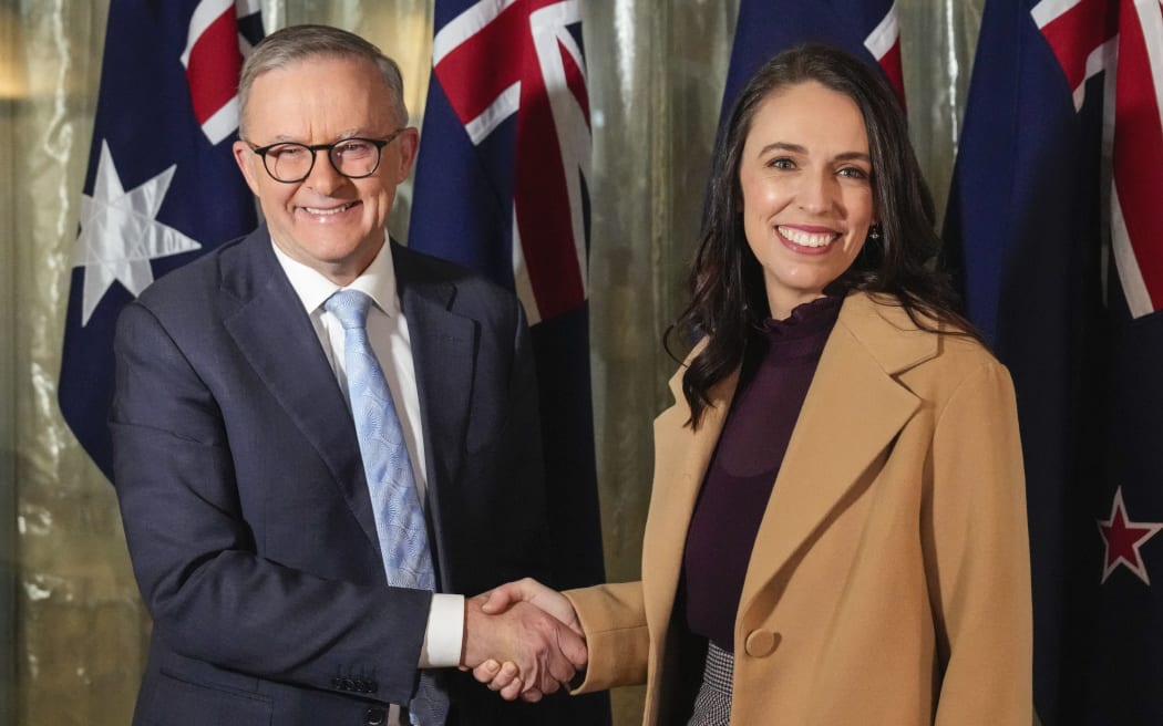 Australian Prime Minister Anthony Albanese shakes hands with New Zealand Prime Minister Jacinda Ardern (right) before a bilateral meeting in Sydney on June 10, 2022. (Photo by Mark Baker / POOL / AFP)