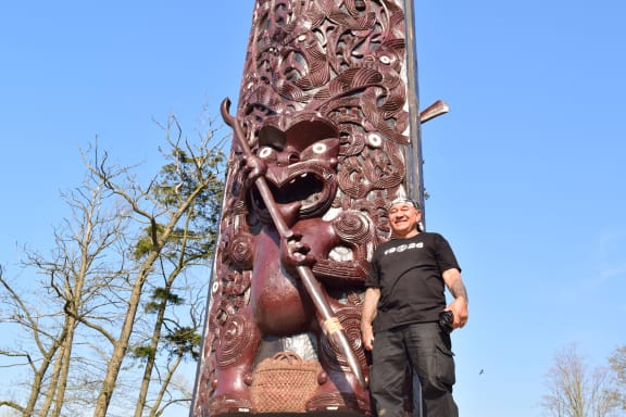 Master carver James Rickard with the pou maumahara.