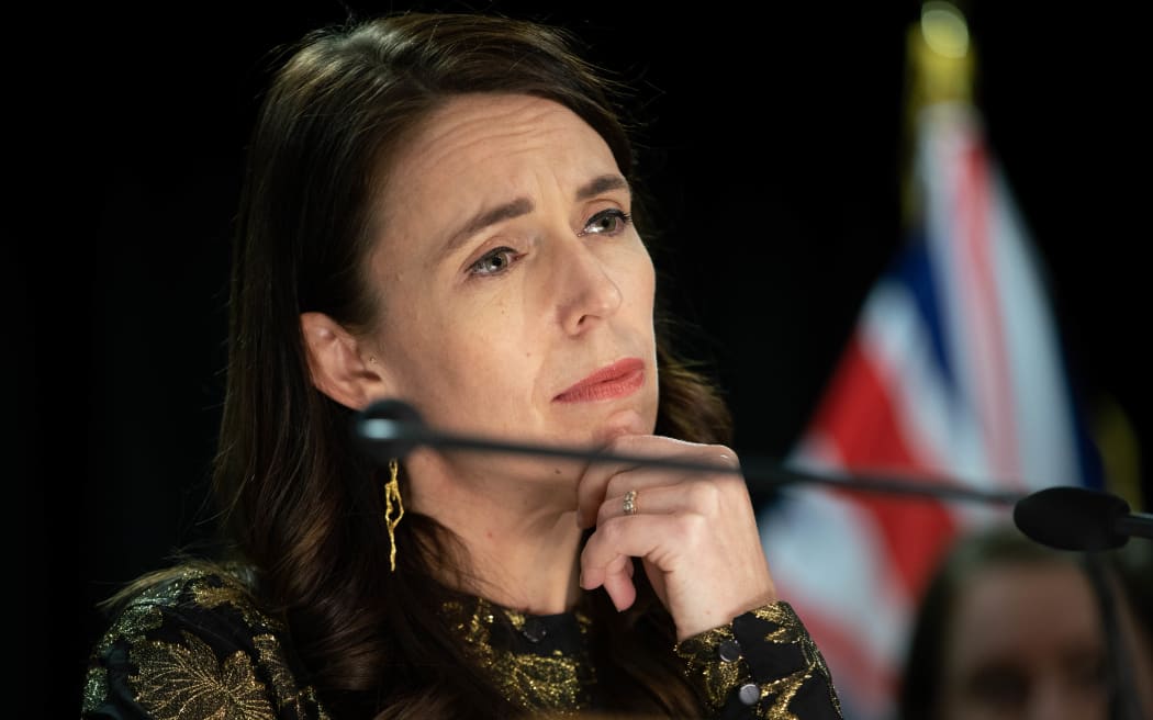 La première ministre Jacinda Ardern s'adresse aux médias lors d'une conférence de presse post-cabinet