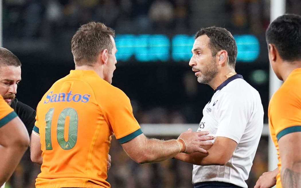 Wallabies First Five Bernard Foley plaide avec l'arbitre français Mathieu Raynal, Bledisloe Cup Test, Melbourne 2022.