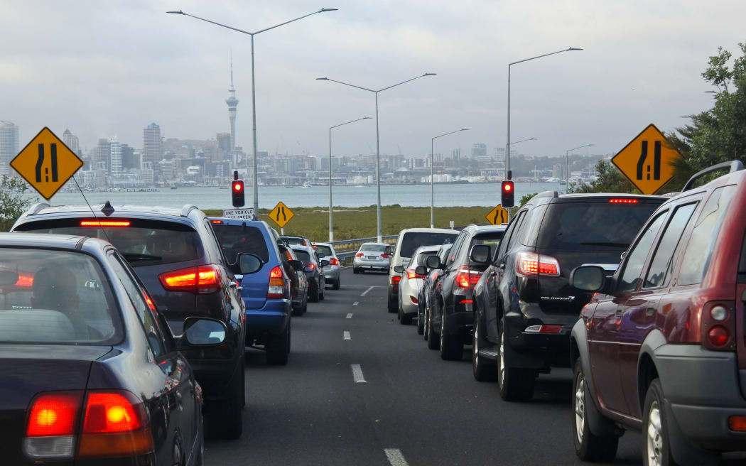 AUCKLAND - 13 DE FEBRERO DE 2017: Atasco de tráfico en Auckland, Nueva Zelanda. Auckland tiene la hora pico matutina más larga de Australasia, de 5 a. m. a 10 a. m.
