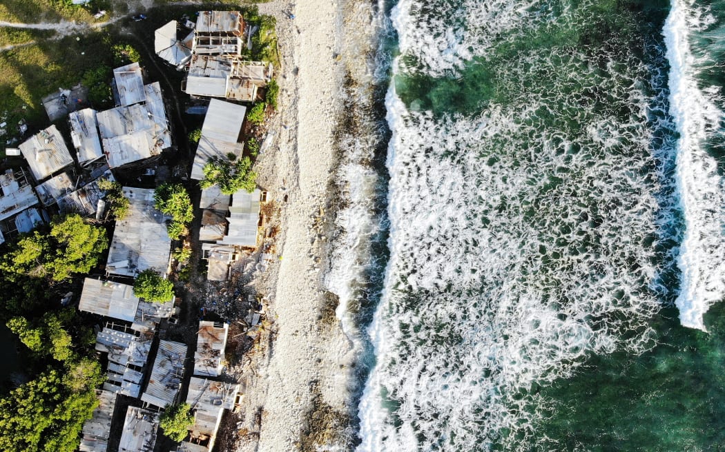 Una vista aérea de casas cerca del Océano Pacífico el 28 de noviembre de 2019 en Funafuti, Tuvalu.