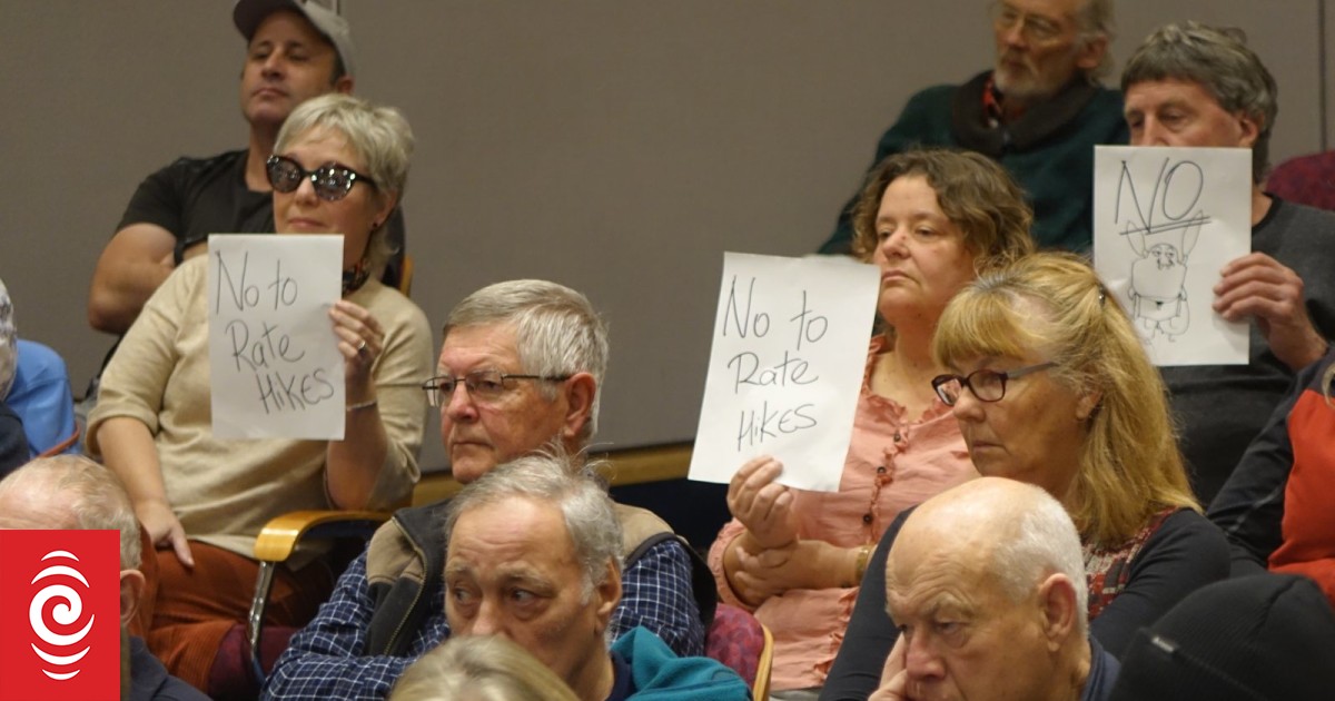 Crowd unleashes fury at New Plymouth councillors over rates hikes - Vimarsana News