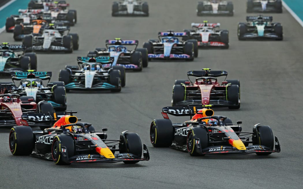 Red Bull-coureurs Max Verstappen en Sergio Perez nemen de leiding bij de start van de race.